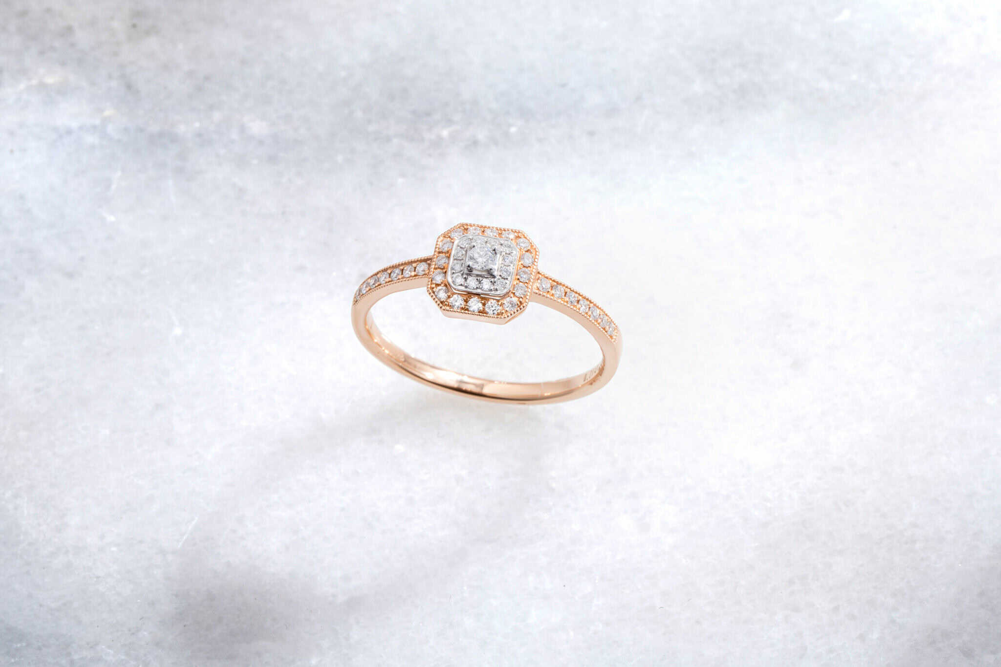 💫 還沒買求婚／訂婚戒嗎？逛逛 J&L Jewelry 